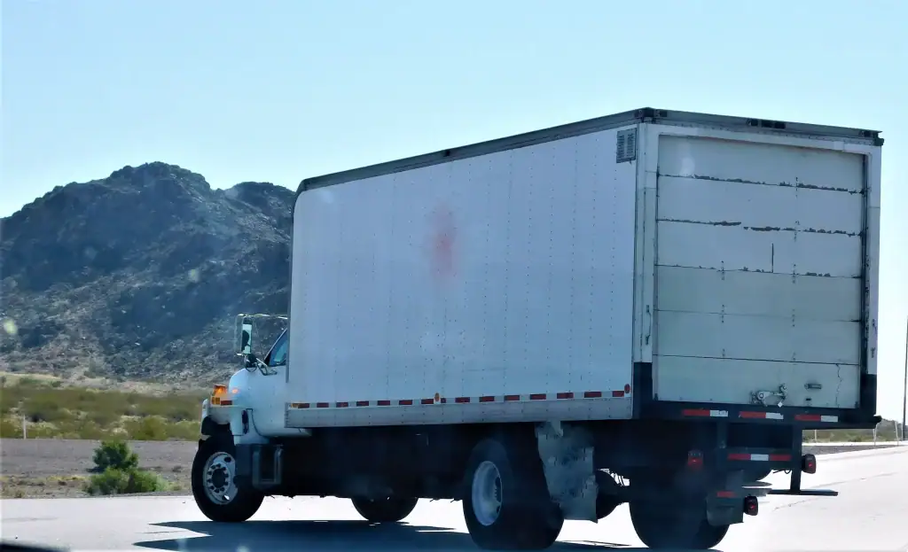Camion porteur à caisse fourgon en aluminium