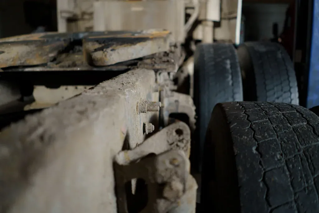 Châssis et roues jumelées d'un camion lourd, vue rapprochée