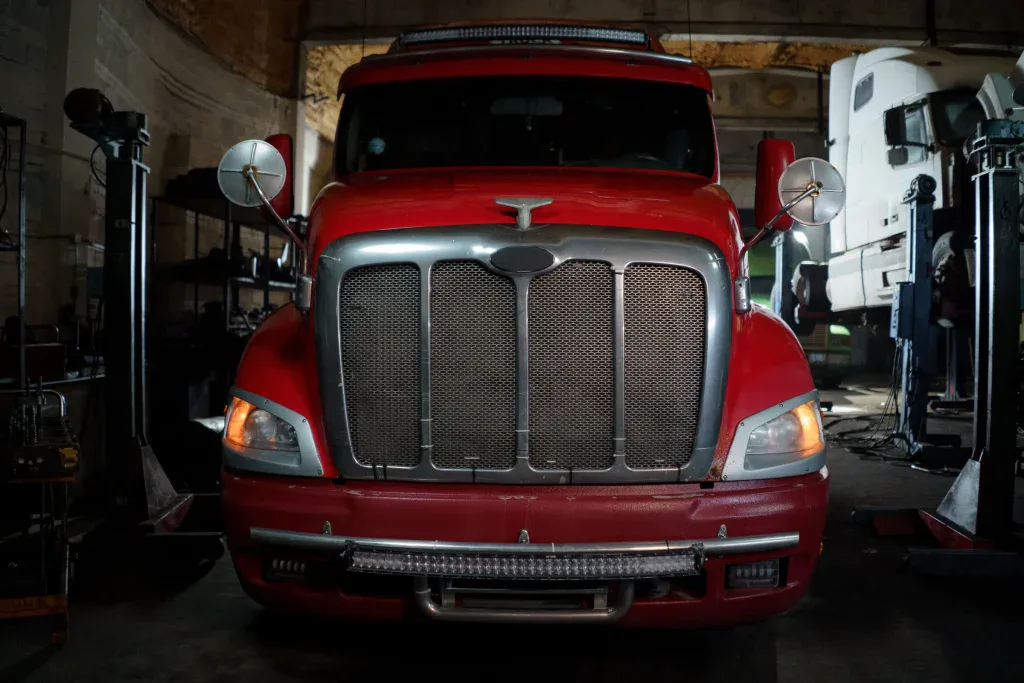 Tracteur routier rouge dans un garage de véhicules lourds