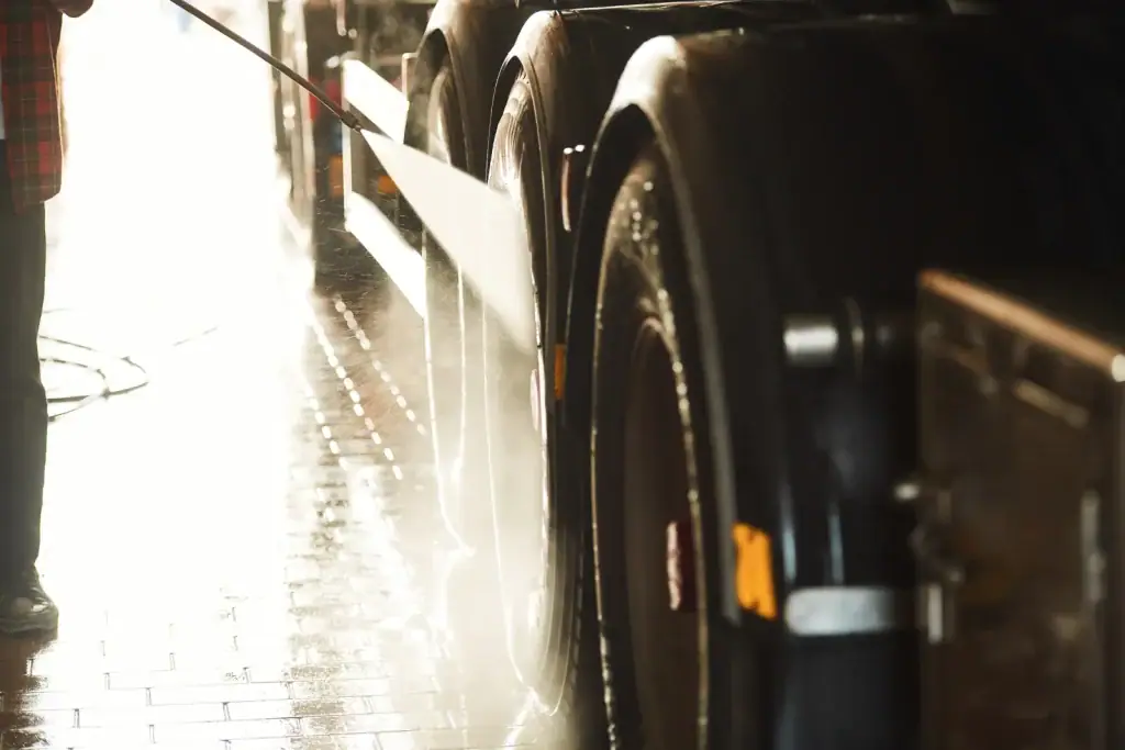 Lavage à haute pression des roues et du dessous d'un camion
